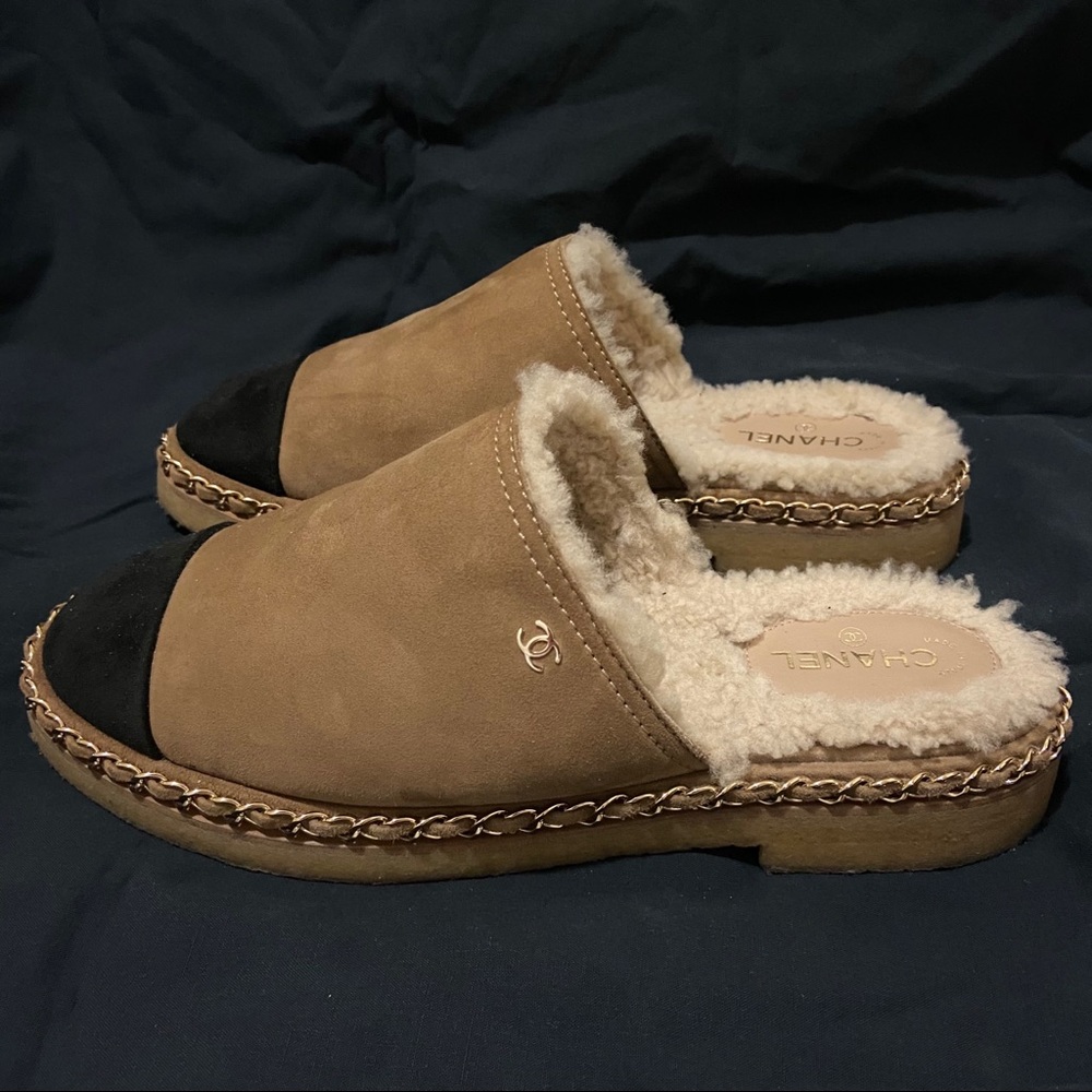 CHANEL
Interlocking CC Logo Suede Mules 38.5